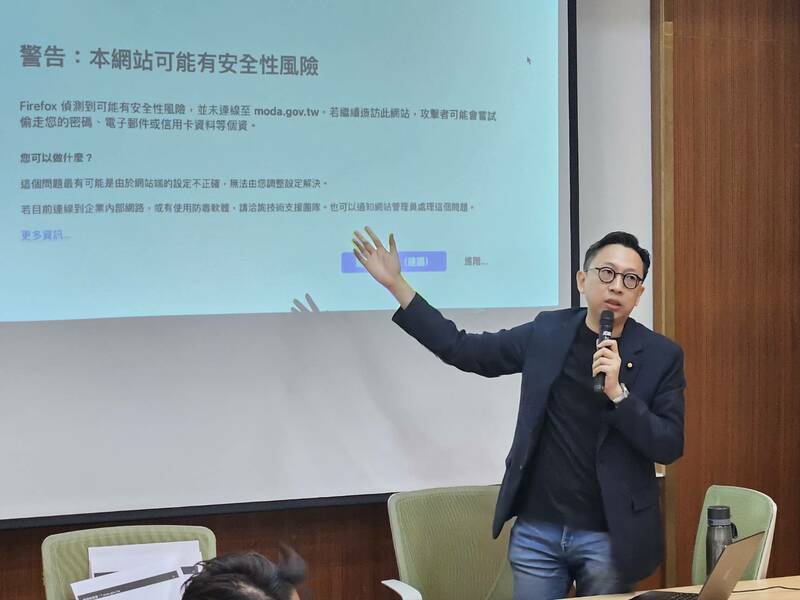 國民黨立委葛如鈞10日指出,政府多數網站仍是被撤銷安全信任的中華電信憑證,應該儘速調整。(Photo by 呂翔禾/台灣醒報)