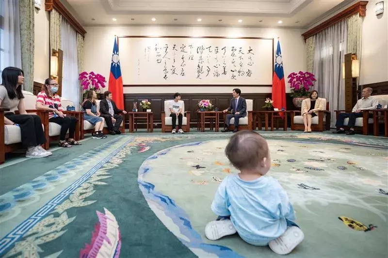 小嬰兒在總統府玩得不亦樂乎。(圖/總統府提供)
