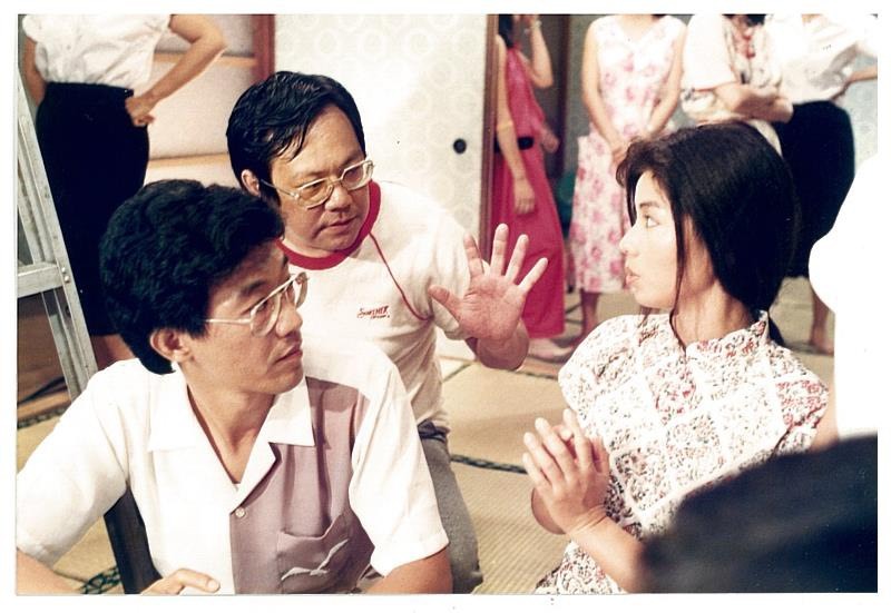 《莎喲娜啦.再見》劇照,導演葉金勝(左後)、男主角劉榮凱(左),女主角鍾楚紅(右)。(晴天影像股份有限公司提供)