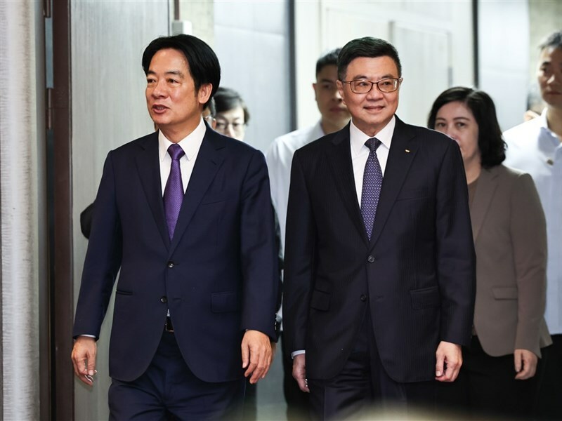 台灣民意基金會15日公布最新民調,總統賴清德、行政院長卓榮泰的滿意度都重挫5到6%。(中央社)