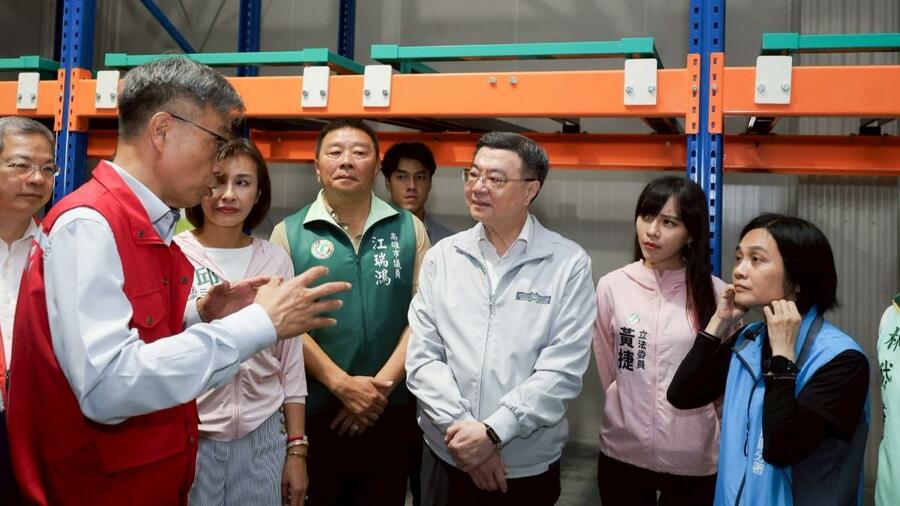 卓榮泰15日視察農業部農糧署仁武倉庫。他說,普發現金不能真正解決台灣問題,藍白立委亂審亂算不應該。(圖/行政院提供)