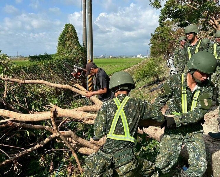 負責南台灣防務及救災的國軍第四作戰區15日表示,已持續派遣兵力協助台南12行政區災後復原。(四戰區提供)(中央社)