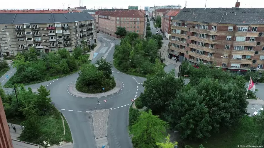 圖為Sankt Kjelds Plads 環島是哥本哈根海綿城市計畫中重新設計的空間之一,實施了雨水管理措施,包括使用透水性路面、永續排水系統和創建城市綠地。這些措施有助於顯著減少該市的洪水問題。(網路截圖)