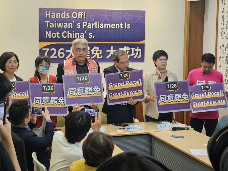 罷團17日召開國際記者會,外媒質疑罷團控訴藍委聯共賣台的證據。(Photo by 呂翔禾/台灣醒報)