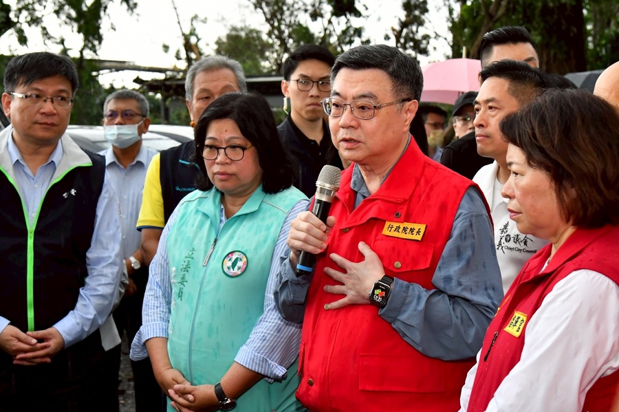 行政院長卓榮泰17日臨時召開記者會,痛批立法院編列普發現金預算違憲、恐需舉債,但又表示願意到立法院報告。(行政院提供)