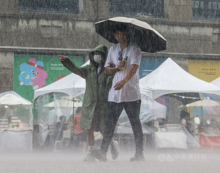 近日天氣受外圍環流與低壓影響,不時會有陣雨或雷雨,氣象預報單位提醒民眾多留意。(中央社示意圖)