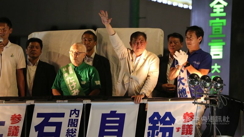 日本參議院選舉近日落幕,目前看來因為經濟衰退、觀光客增加與執政黨軟弱等因素,讓極右派政黨的席次有不小成長。(中央社示意圖)