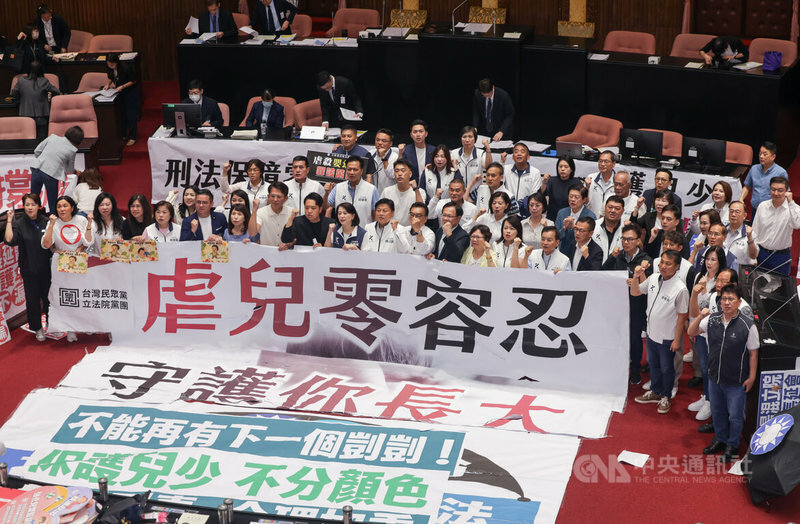藍營批評,若大罷免通過,兒虐修法、普發現金1萬、警消退休金、4+1國定假日恐遭撤回,但綠營反駁表示支持兒虐修法。(中央社)
