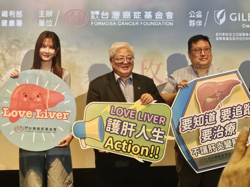 藝人安心亞(左)與癌症基金會、國健署合作,宣傳B、C型肝炎衛教預防,提醒民眾多利用肝炎篩檢。(Photo by 呂翔禾/台灣醒報)