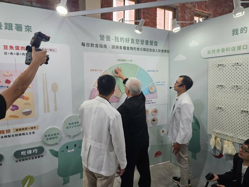 國健署30日舉行「長者量六力」特展開幕儀式,盼透過展覽讓民眾了解高齡化與老年生活議題。(Photo by 呂翔禾/台灣醒報)