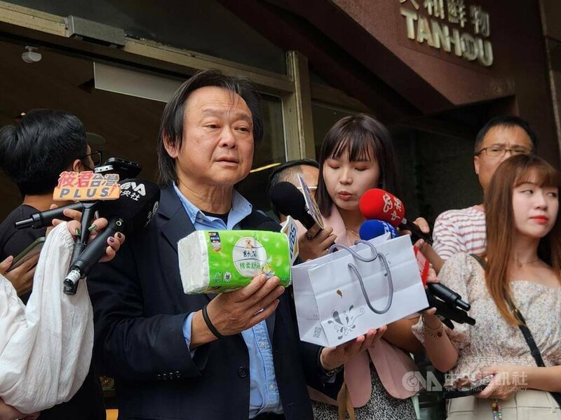 王世堅帶著衛生紙入場,引用的「千金之子,不死於市」是出自《史記.越王勾踐世家》,原意是指「家中有千金財富的子弟,不應在鬧市被殺」。(中央社)