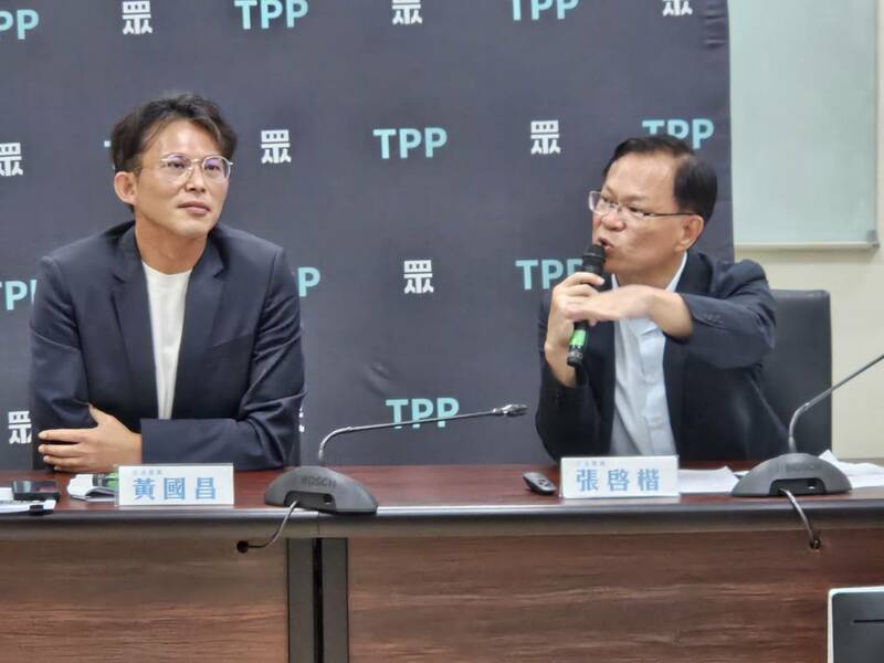民眾黨針對光電板隨意丟棄、台南治水預算疑似遭挪用等狀況進行揭發,並表示未來將繼續追查。(Photo by 呂翔禾/台灣醒報)