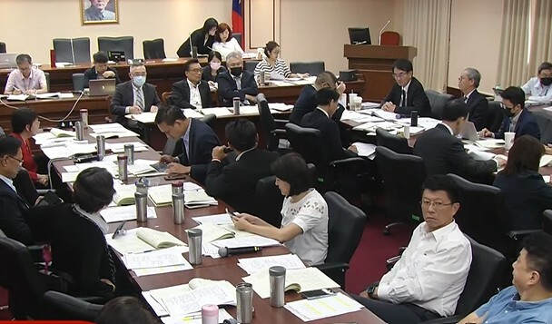 立法院交通、教育及文化委員會6日審查《媒體與數位平台議價法草案》等案,但因無法獲得共識,因此全部保留。(直播截圖)