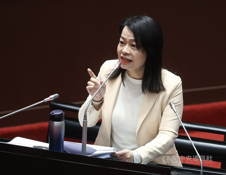 國民黨團副書記長許宇甄10日說,經濟部釋出的報告未說明台灣的20%關稅還需要疊加基礎關稅,形同把真實衝擊的疊加關稅直接隱藏。(中央社)