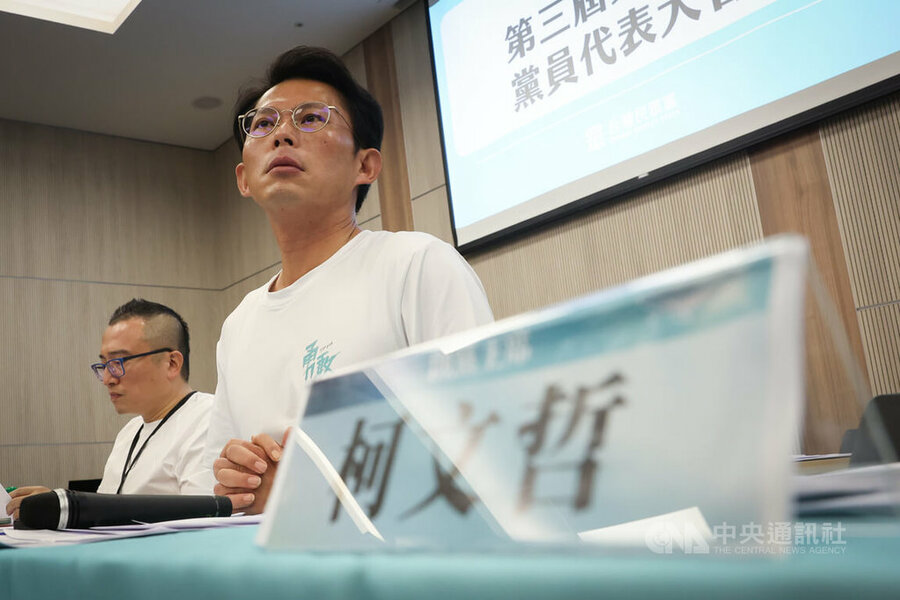 民眾黨10日在桃園會展中心舉行第3屆第2次全國黨代表大會,民眾黨主席黃國昌(右)、祕書長周榆修(左)出席。(中央社)