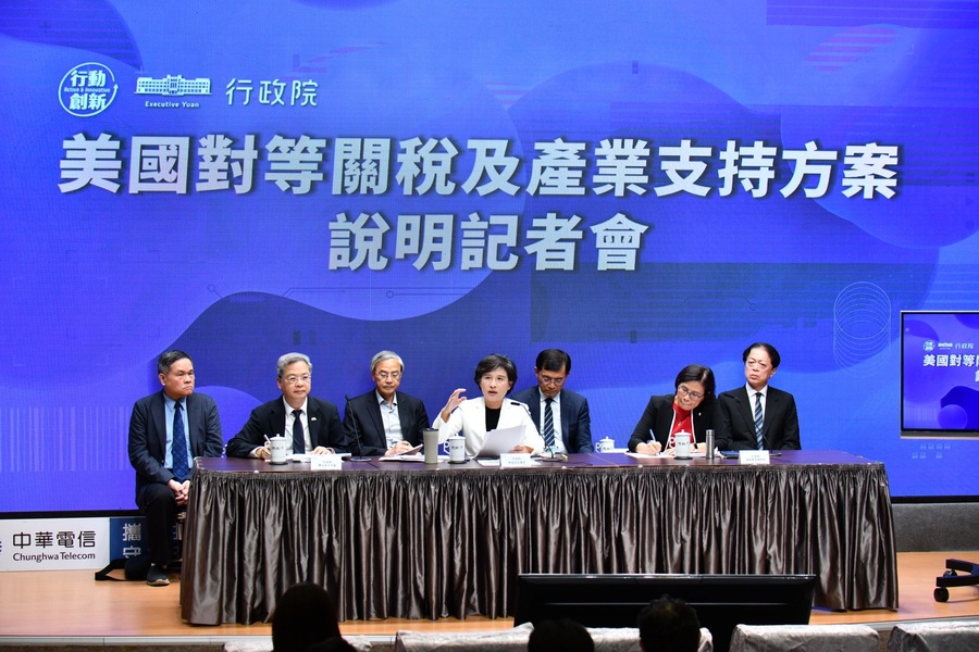 行政院雖盼透過召開記者會,讓外界對關稅議題安心,但記者會並未回應民意核心疑問,恐讓民眾焦慮不減反增。(行政院提供)