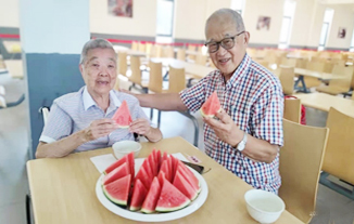 吃西瓜夫妻的啟示,留一半給另一半。(作者提供)