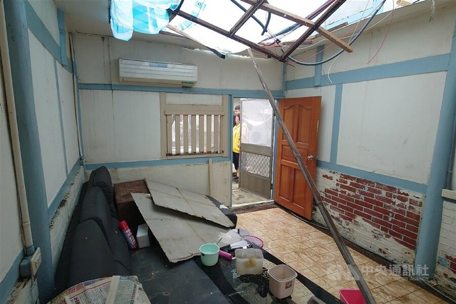 圖為台南獨居長者住家屋頂被吹壞。(中央社檔案照片)