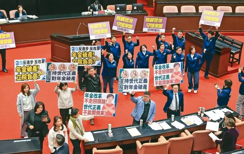 立法院年初表決警察人員人事條例時,國民黨立委高呼「照顧警消、守護家園」;民進黨立委則喊出「年金改革、不能倒退」,表達反對。(網路截圖)