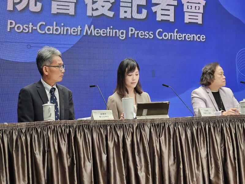 行政院21日於記者會上表示,軍公教今年加薪還要再評估。(Photo by 呂翔禾/台灣醒報)