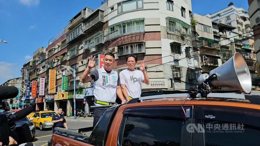 民眾黨主席黃國昌(右)和黨籍新北市議員陳世軒(左)18日上午在新莊進行核三延役公投車掃宣傳,全力催票中。(中央社)