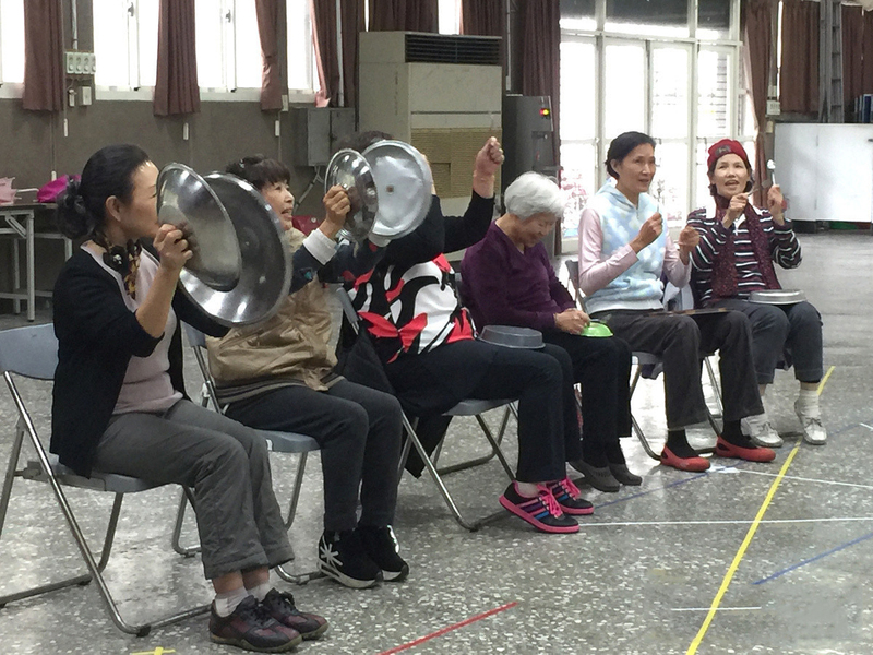以鍋鉢瓢盆打擊樂課程為例,老人家像學童一樣童心未冺,喜歡敲敲打打環保回收的鍋鉢瓢盆。(網路截圖)