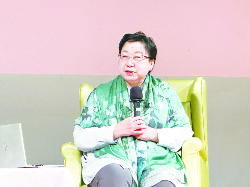 演講中,郭岱君史實根據, 如數家珍。(photo by 章文/ 台灣醒報)