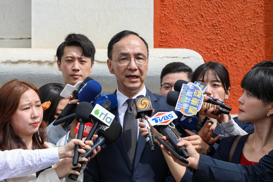 國民黨主席朱立倫1日受訪時,仍堅持表態要交棒。(朱立倫辦公室提供示意照)