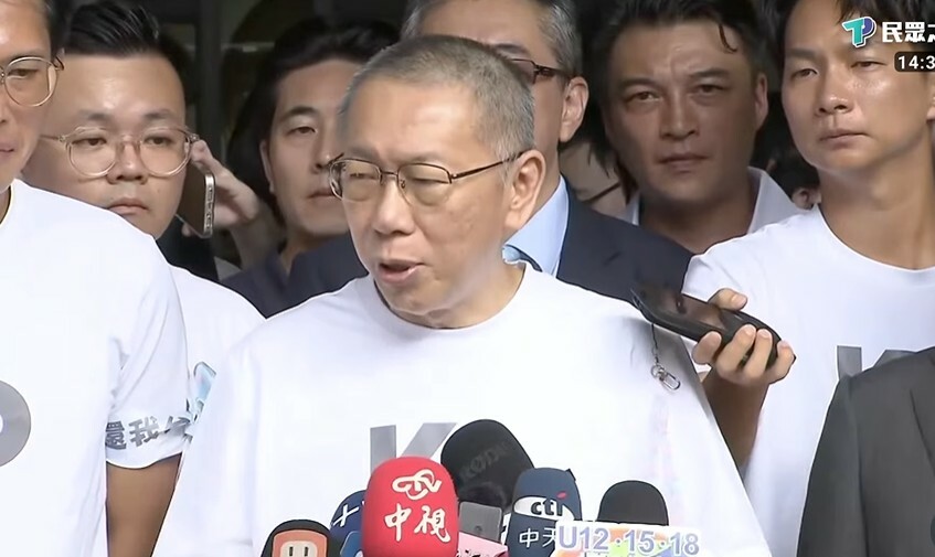 民眾黨前主席柯文哲8日獲得交保後,於北院前發表談話,談到被羈押的歷程與批評檢方和賴清德。(直播截圖)