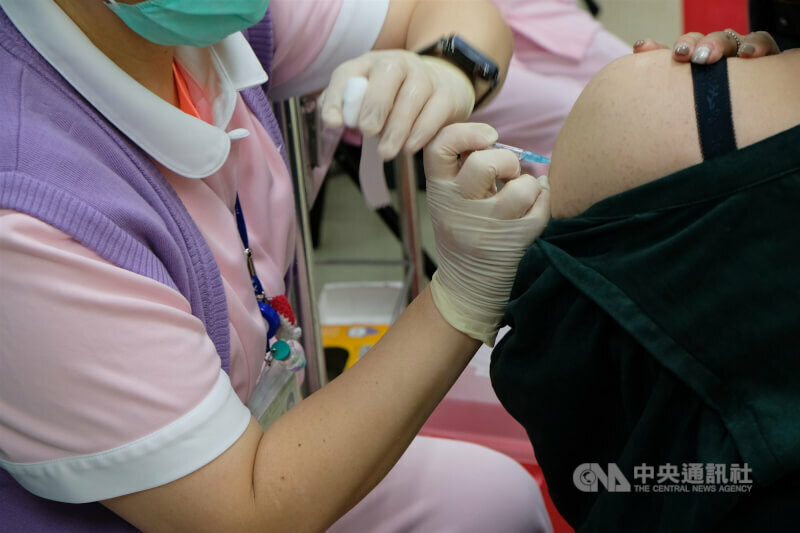 疾管署、多個醫學會10日提醒民眾,確診新冠、流感帶給身體影響不可輕忽,呼籲民眾儘速施打疫苗。(中央社示意圖)