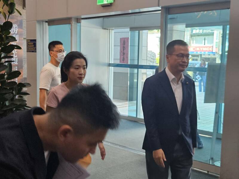 國民黨立委羅智強15日邀請立委徐巧芯陪同,前往中央黨部進行國民黨主席參選的領表登記。(Photo by 呂翔禾/台灣醒報)