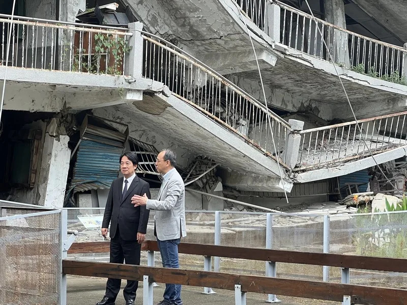 921 和88 兩個大難,都發生在台灣社會還沒有被太惡意撕裂的時期,而中央把不管是發生在 哪個黨治理的地區災情,都一肩挑起,尤其沒有什麼熊啊鳥啊側翼啊,成群幫著心無社稷百姓的執 政者打打殺殺撕裂彼此。( 網路截圖)