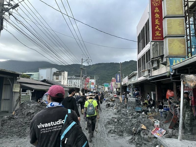 光復在地社福團體29日受訪時呼籲,協助恢復長者日照服務,還有協調各部會與社福團體分工,以加速災後復原。(中央社示意圖)