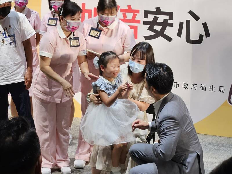 台北市長蔣萬安1日出席「左流右新」雙疫苗開打記者會,並在現場鼓勵小女孩勇敢施打疫苗。(Photo by 呂翔禾/台灣醒報)