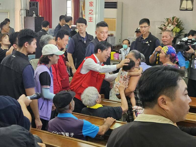 跟隨總統賴清德前往光復馬太鞍教會的勘災行程。(Photo by 呂翔禾/台灣醒報)