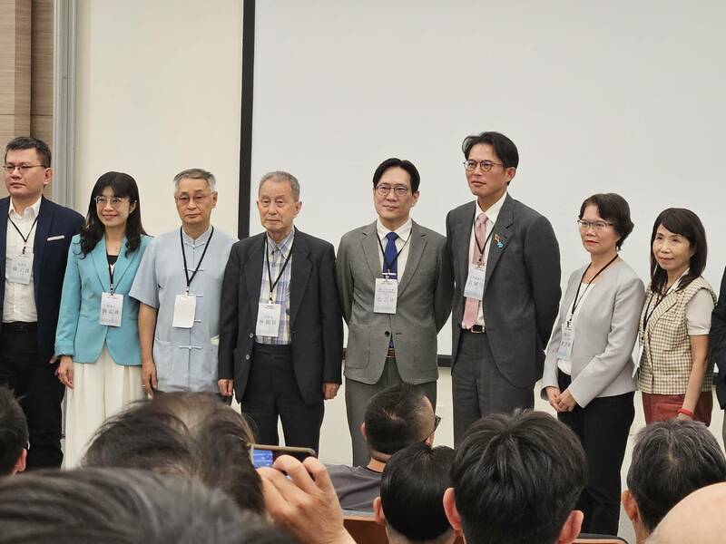 在民眾黨的論壇上,學者曲兆祥提醒,若要組成聯合內閣,白要儘快跟藍智庫對接、洽談政策。(Photo by 呂翔禾/台灣醒報)
