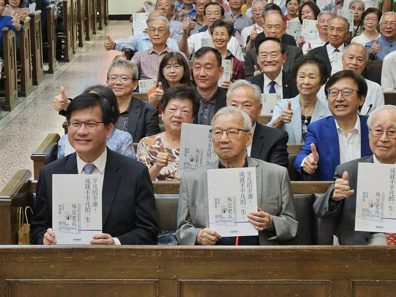 前駐韓代表林尊賢14日發表新書《外交老兵──林尊賢回憶錄》,多位前部長、大使都出席力挺。(Photo by 呂翔禾/台灣醒報)