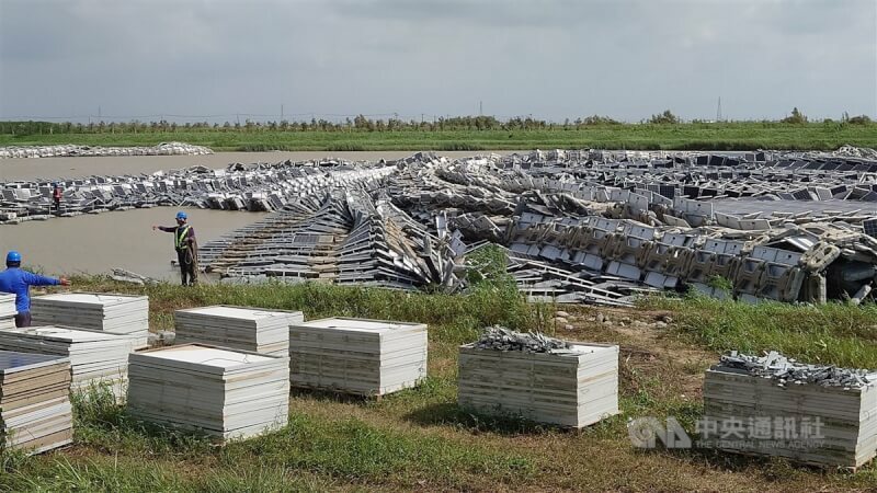 行政院16日簡報雲嘉南災後復原進度,並表示未來將修《廢棄物清理法》,將光電板納入應回收廢棄物。(中央社示意圖)