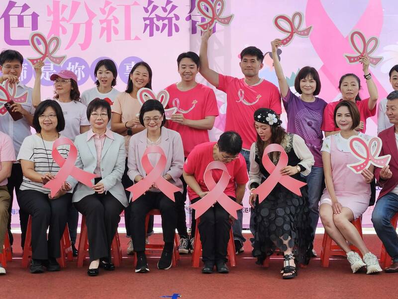 乳癌病友協會19日舉行「點亮雙色 粉色絲帶」活動,邀請全台婦女參加活動、並鼓勵民眾定期篩檢乳癌。(Photo by 呂翔禾/台灣醒報)
