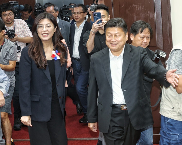 國民黨主席當選人鄭麗文20日前往拜會立法院國民黨團,由黨團總召傅崐萁親自接待。(中央社)