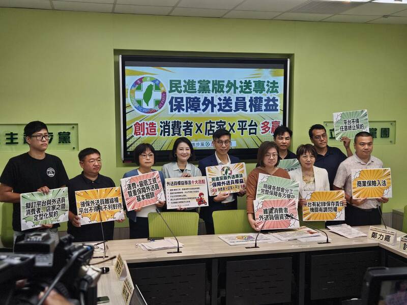 藍綠兩黨早上的黨團記者會都一致盼制定《外送人員專法》,盼保障外送產業與相關人員權益。(Photo by 呂翔禾/台灣醒報)