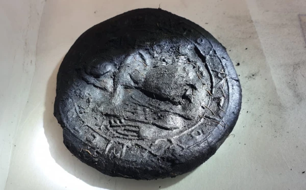 考古學家於土耳其的一處遺址中發現超過1300年歷史的五個圓麵包,其可能用於古代的聖餐儀式中。(Photo from Courtesy of Karaman Governorship)